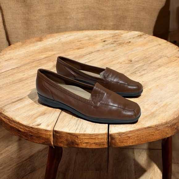 Easy Spirit Devin Round Toe Loafers - Picture 1 of 7